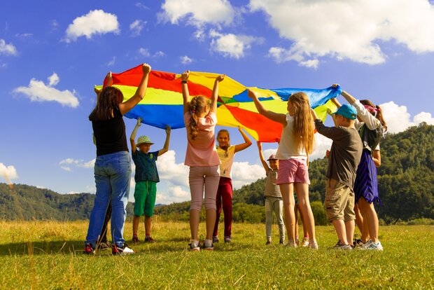  spielende Kinder auf einem Feld